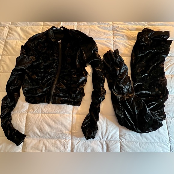 Elite Collection Pants - NWT Elite Collection Black Velour 2-piece fitted sweatsuit. Women’s size XL.